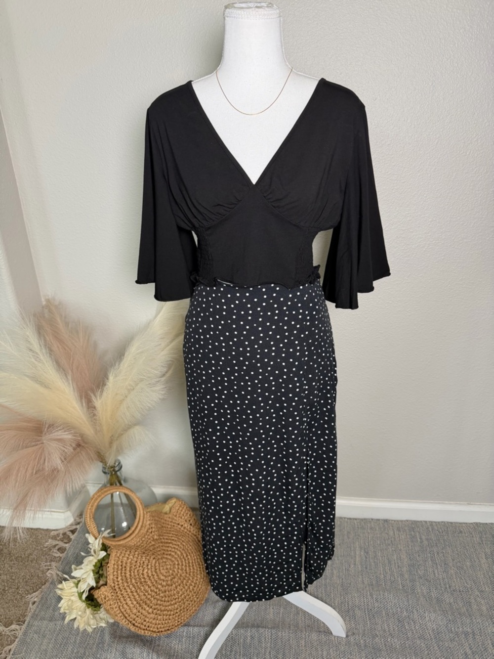 Black V-Neck Flutter Sleeve Crop Top - Picture 4 of 8